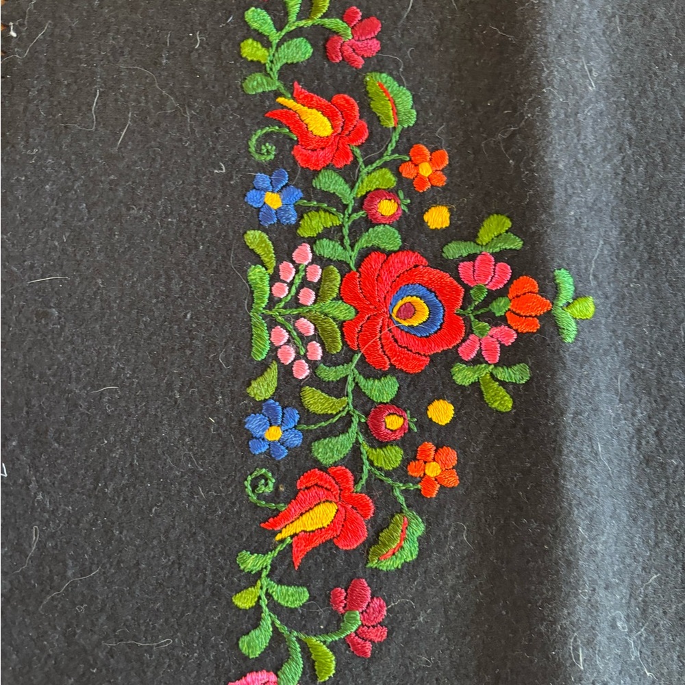 Vintage Hungarian Matyó Hand-Embroidered Table Runner - Picture 2 of 4